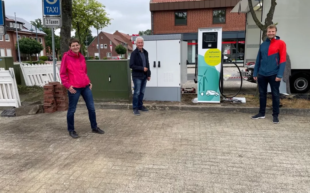 Esterwegen zukunftsfähig ausgerichtet: UMaAG und Energiequelle nehmen öffentliche E-Schnellladesäule in Esterwegen in Betrieb